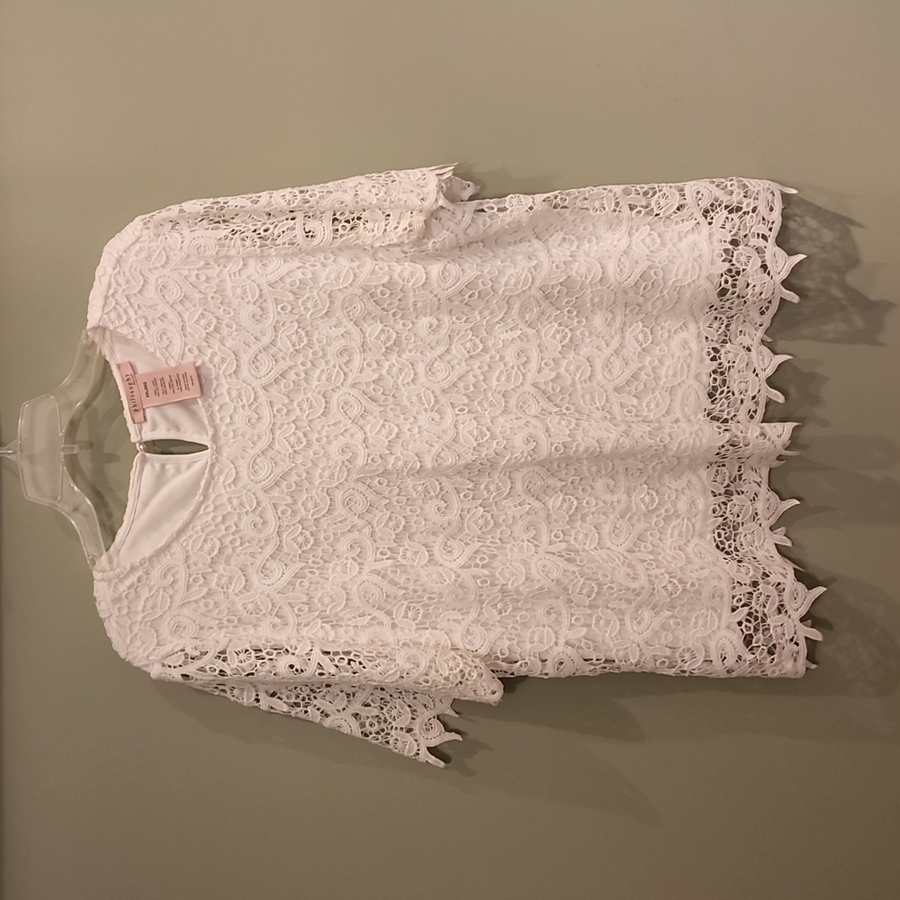 🌺 Elegant White Lace Blouse